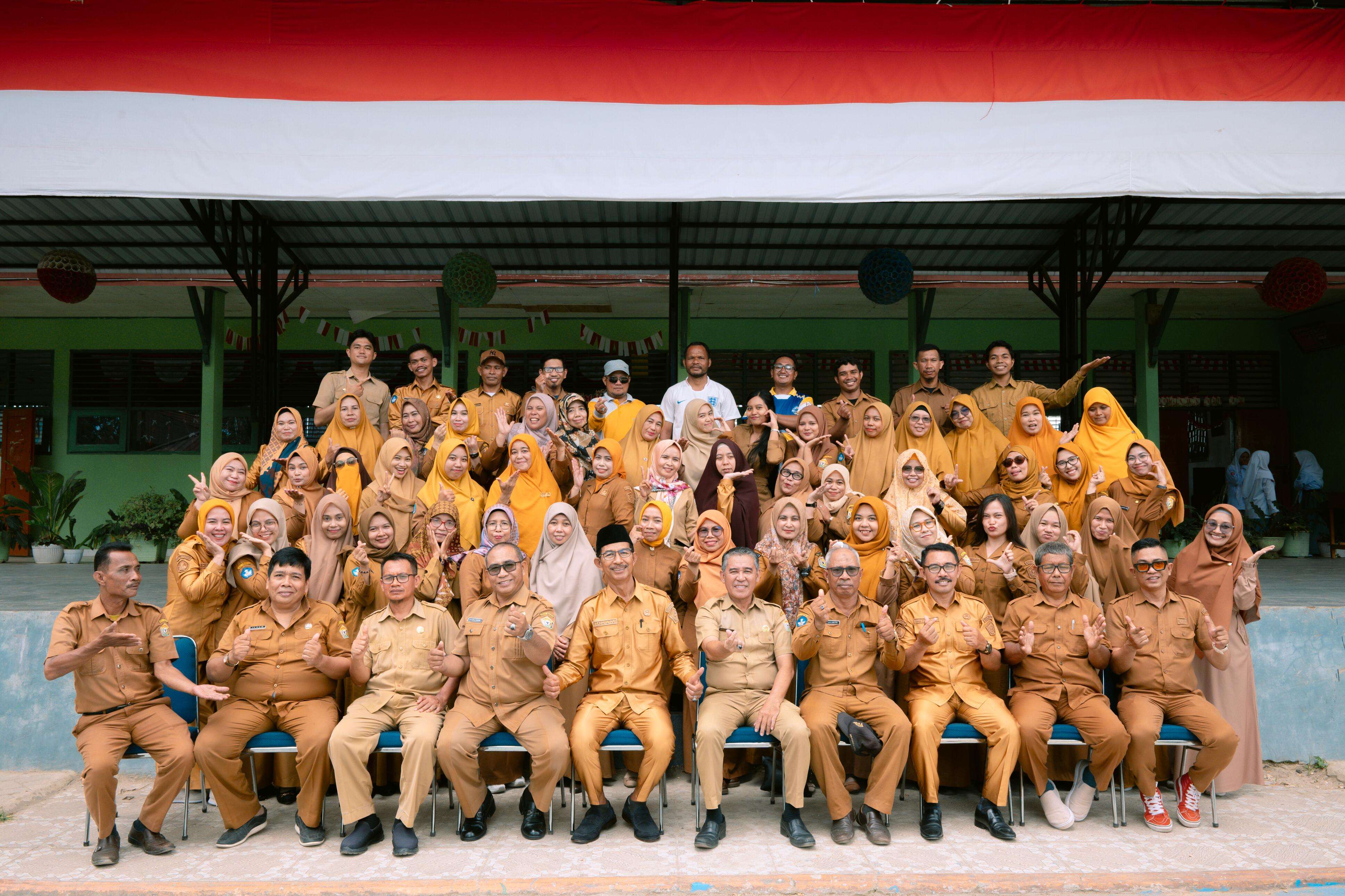 Guru beserta staf sekolah